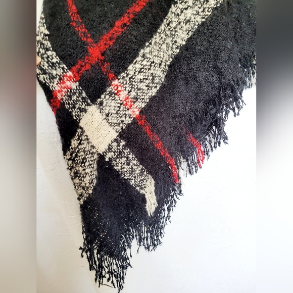 A.Byer Women's 100%acrylic One Size Sweater Ponchos Plaid Black/White/Red - Picture 10 of 16